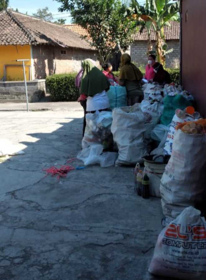 Pilah Sampah yg bisa di jual oleh PKK Caturharjo.Selasa 22/04/25. Pilah Sampah yg bisa di jual oleh PKK Caturharjo.Selasa 22/04/25.